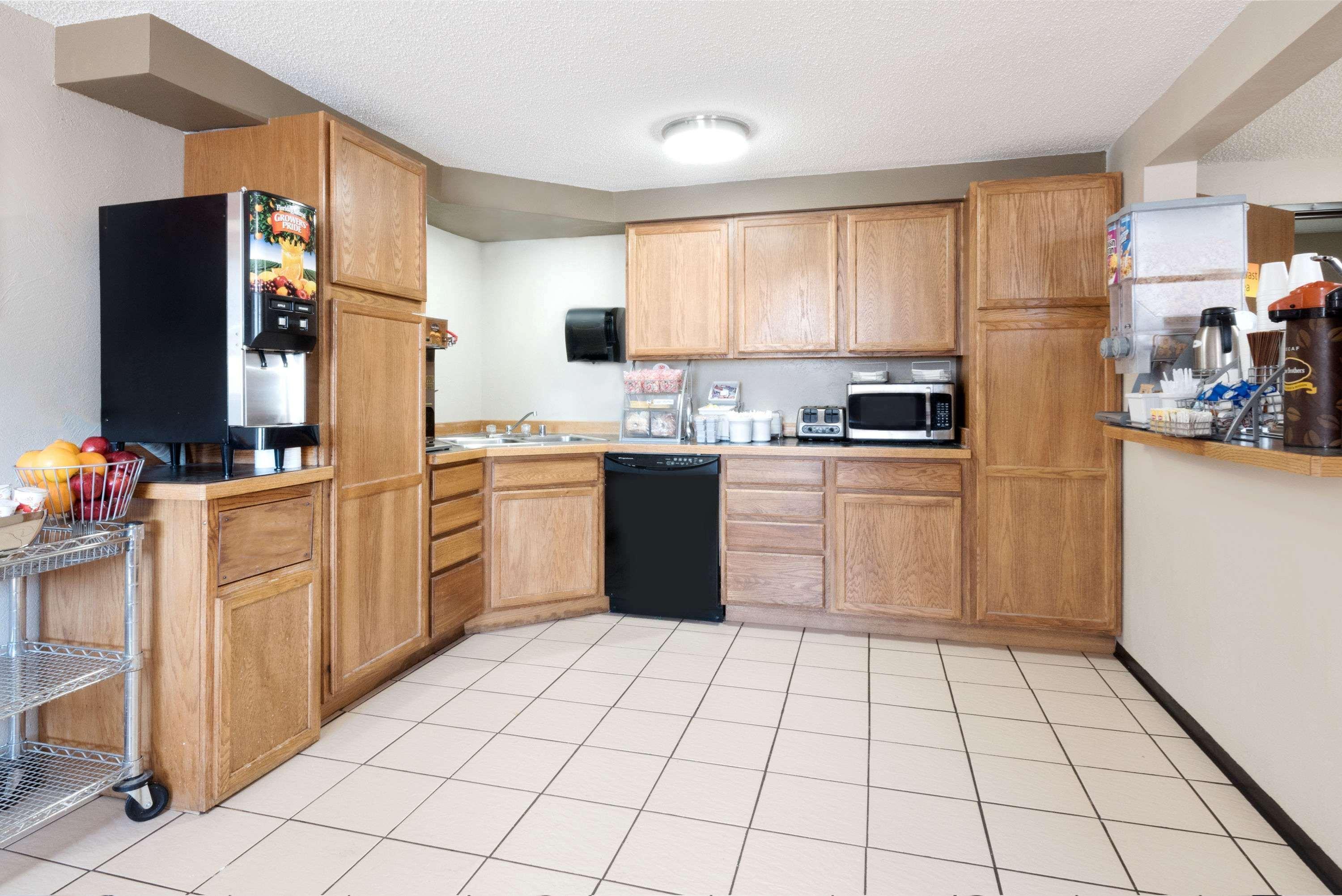 Super 8 By Wyndham Miles City Exterior photo